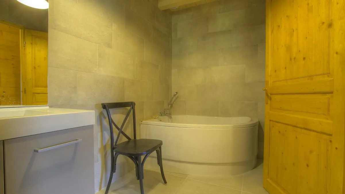 Salle de bain avec grand espace de rangement.