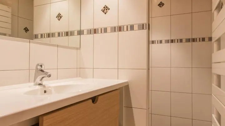 Salle d'eau avec douche italienne