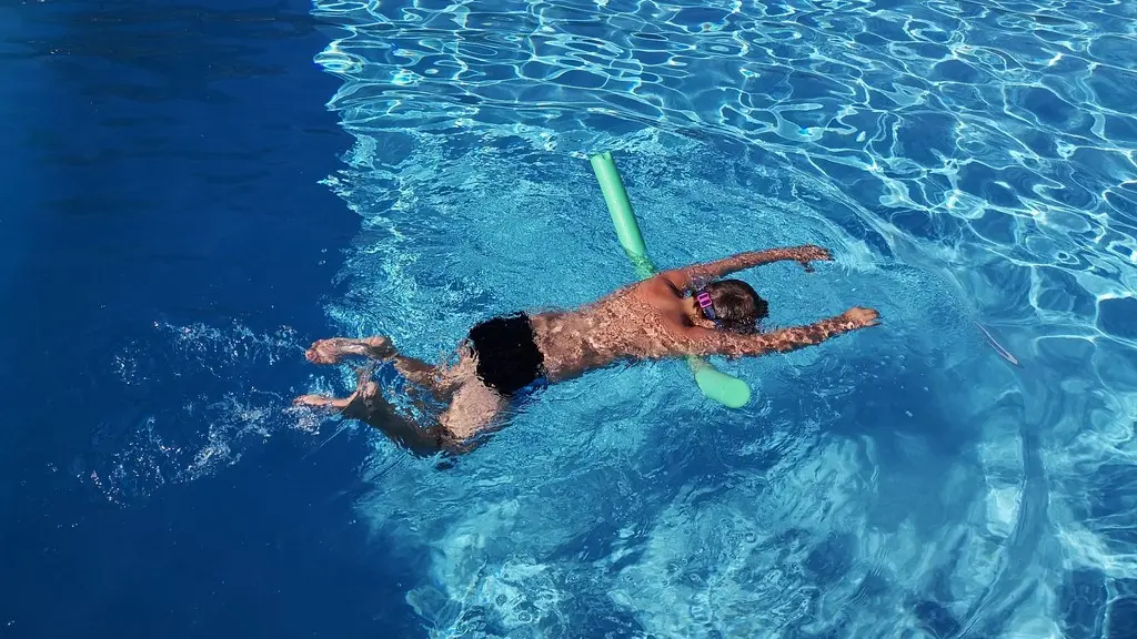 Un enfant qui nage dans une piscine