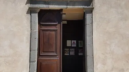 Portes anciennes à Gassin, l'un des Plus Beaux Villages de France - https://gassin.eu