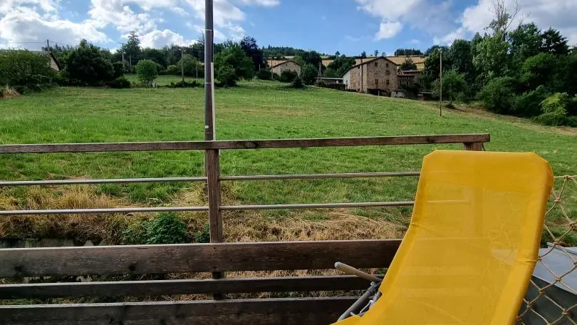 Chambre avec lit 90x190cm avec son balcon.