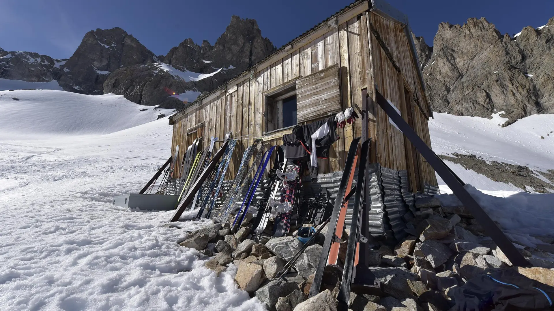 ...pendant que les skis se dorent la pilule au soleil : ) !