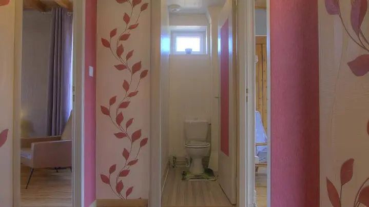 Hall situé au 1er étage pour accéder aux chambres.