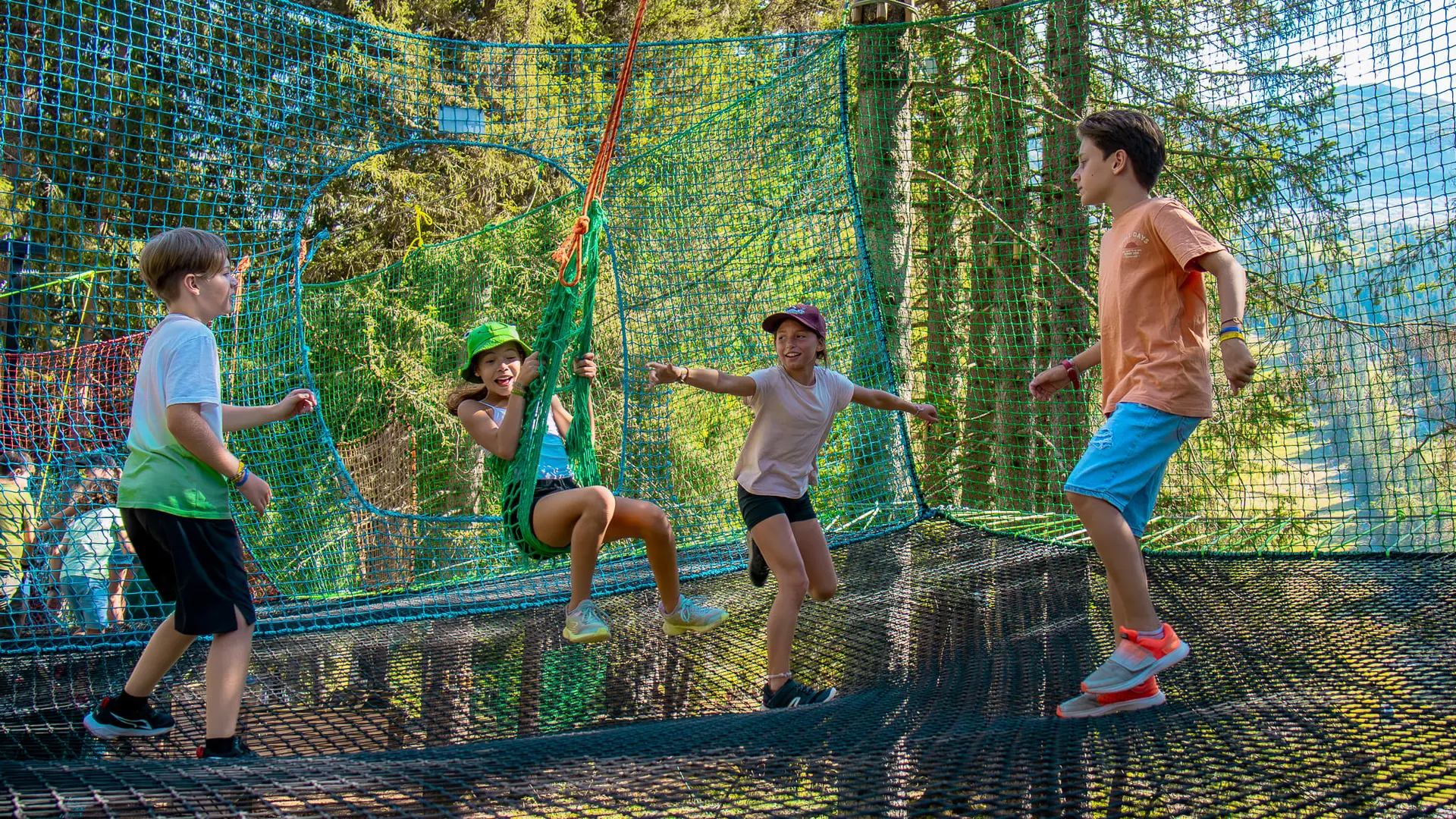 Groupe d'enfants jouant dans la dernière partie de l'accro-fun
