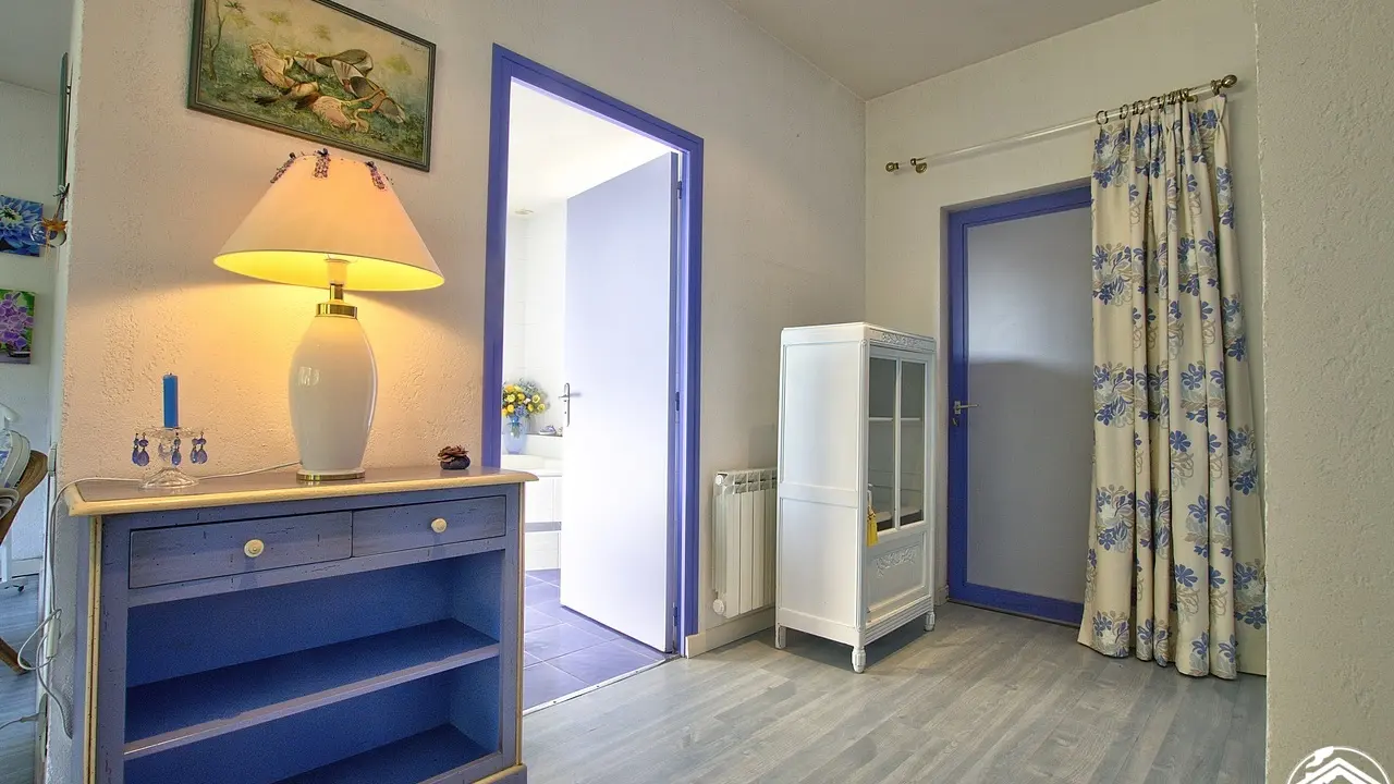 Accès sur la salle de bain et douche.