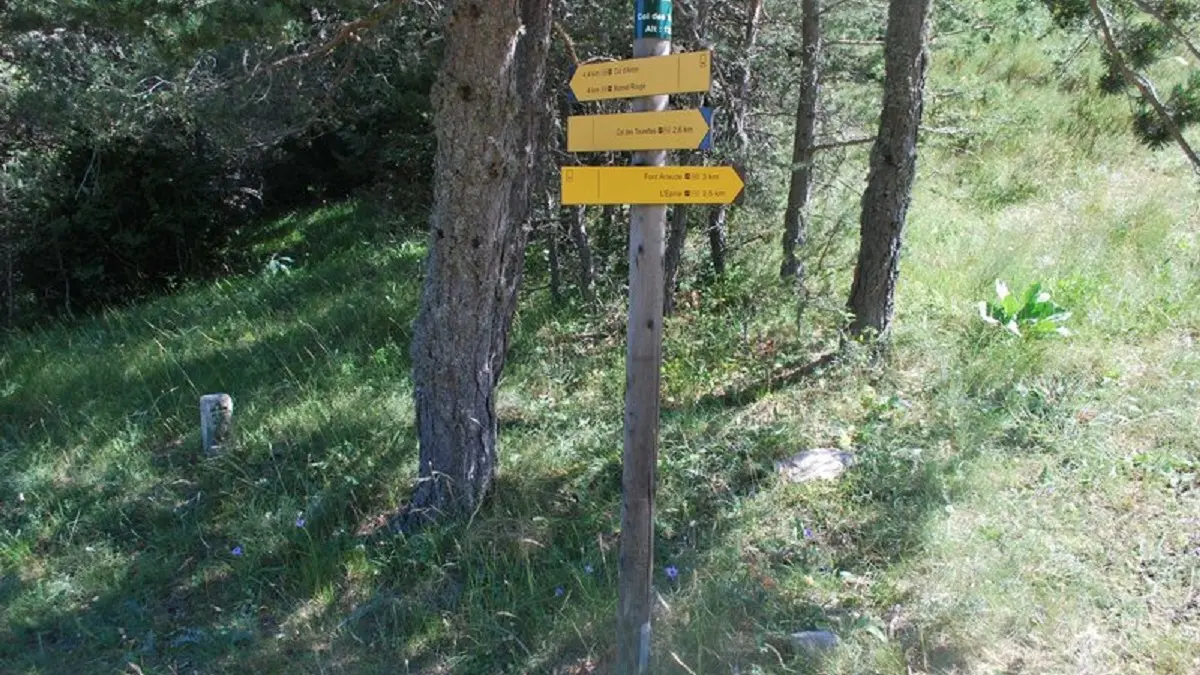 Poteau signalétique du Col des Trousses