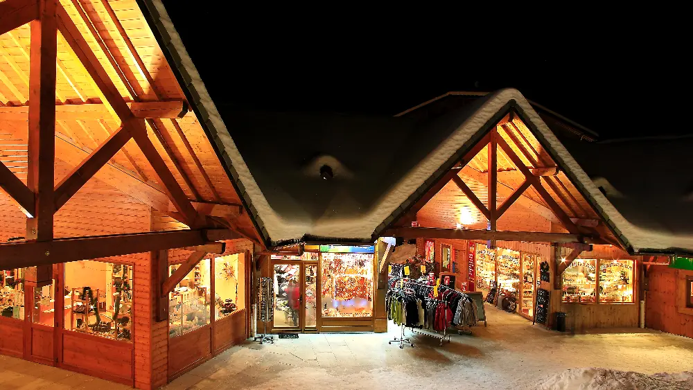 La place des Boutiques au coeur de La Joue du Loup, Dévoluy, Hautes-Alpes