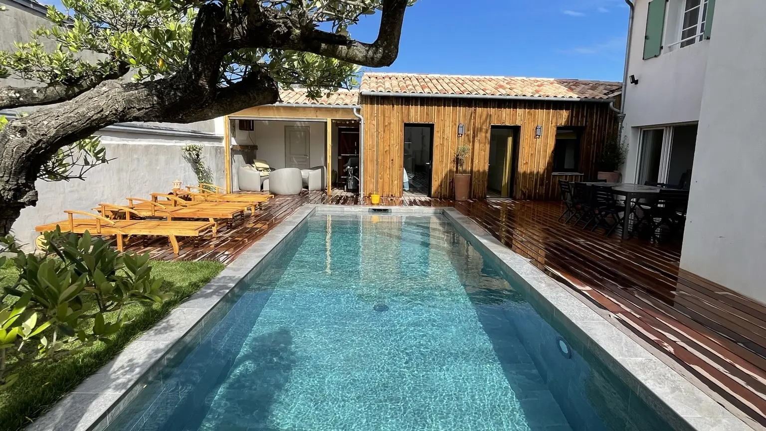 Swimming pool