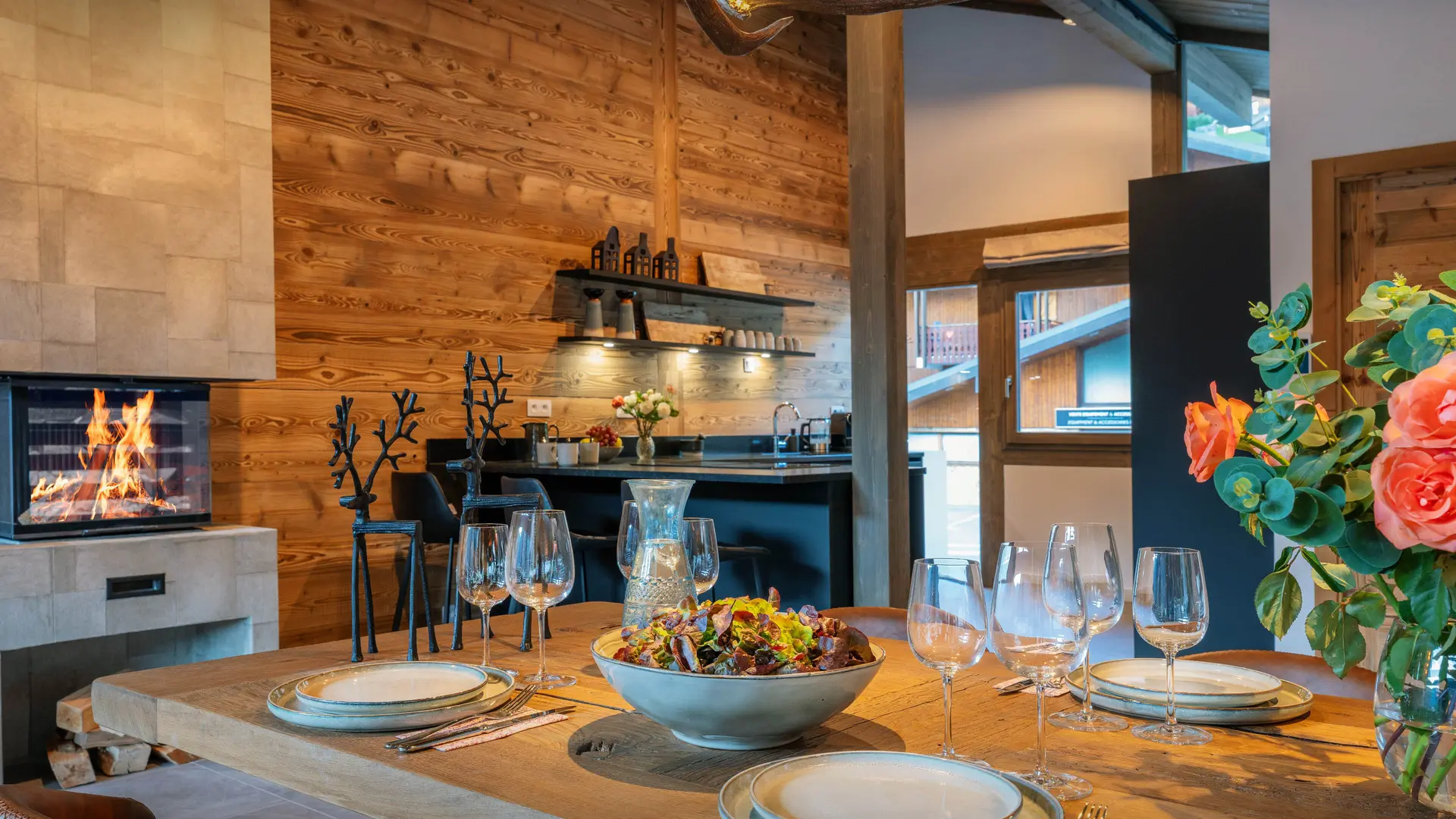 Salle à manger au premier plan et cuisine en arrière plan