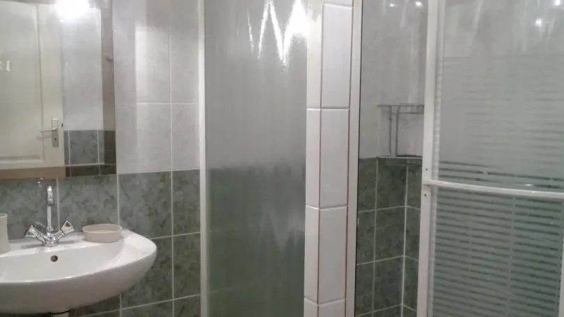 Douche à l'italienne et coin lavabo.