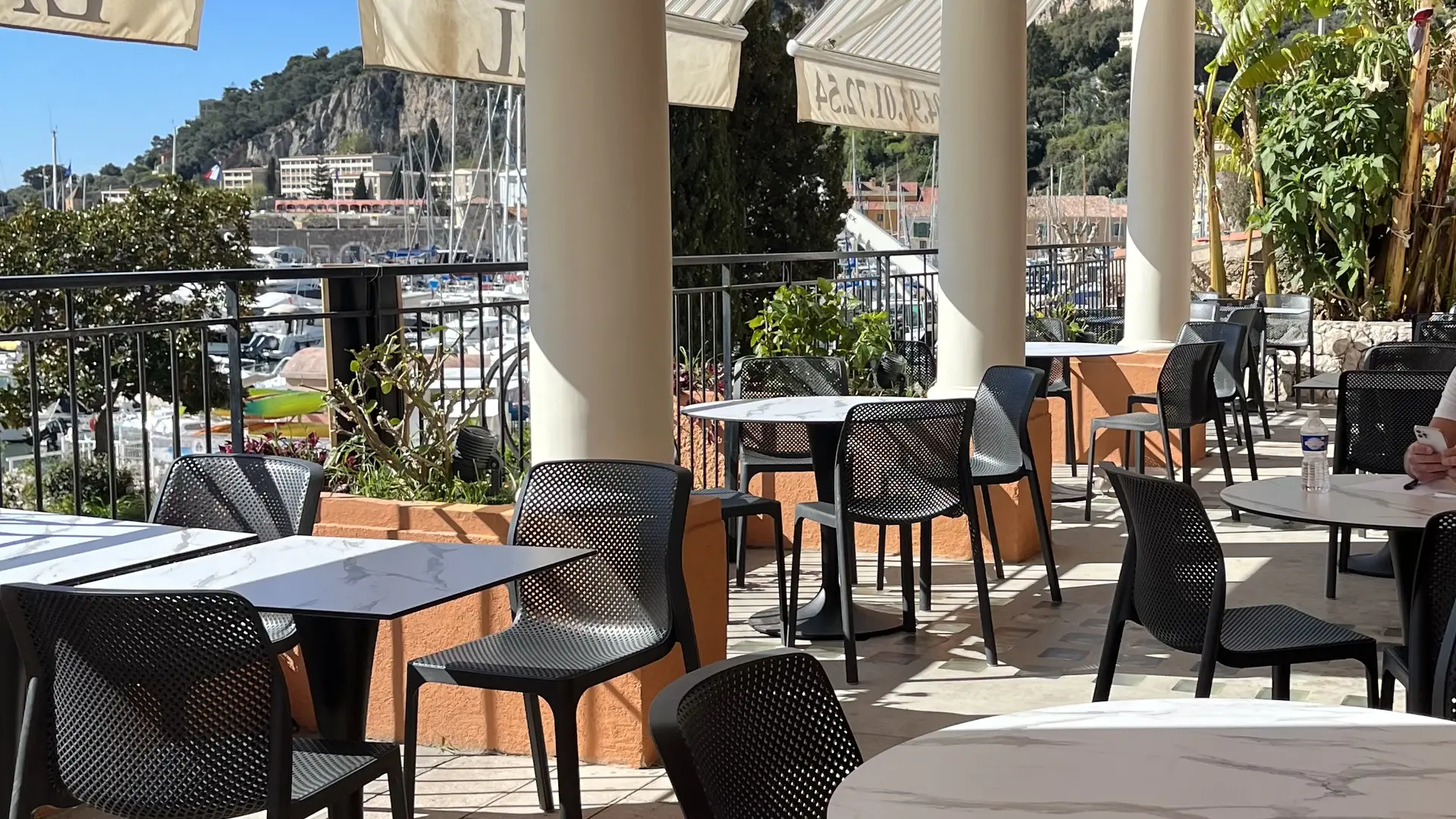 Terrasse vue sur le port de la Darse