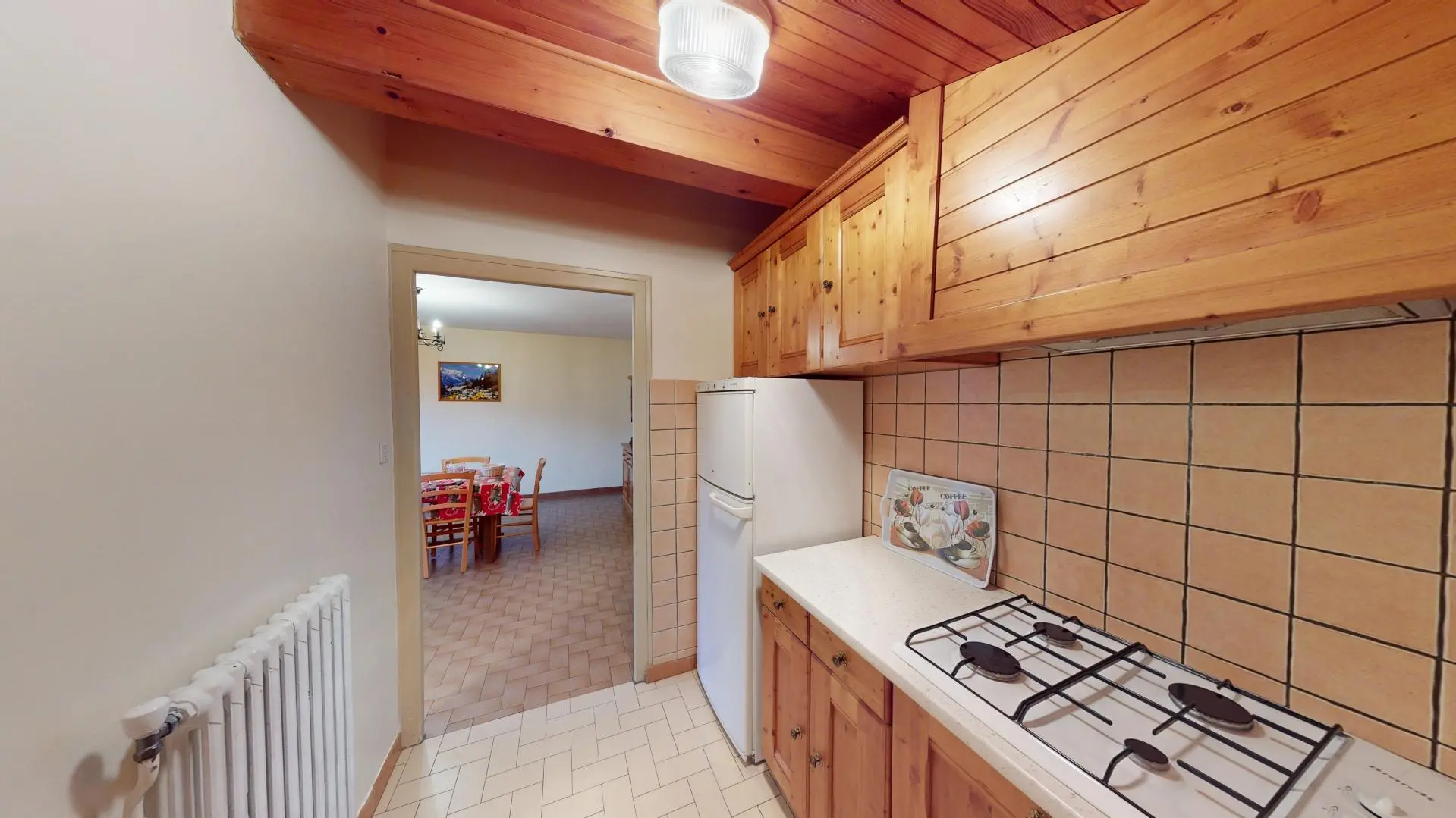 Cuisine sans fenêtre,plafonnier et néon en dessus évier.