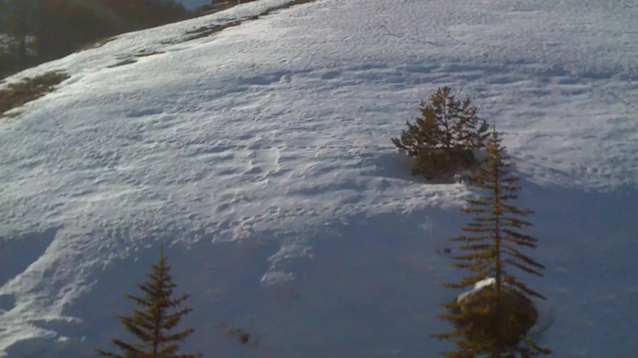 Vue en contrebas de l'appartement avec montagne enneigée