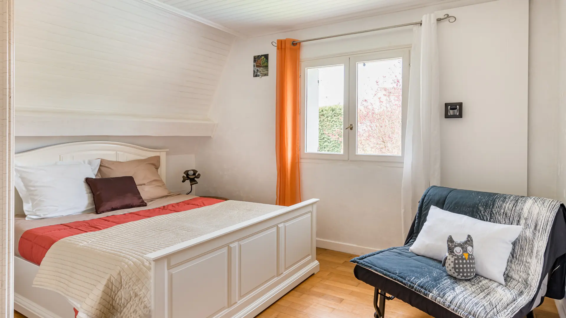 Espace modulable pour couple ou famille, décoration chaleureuse et confortable