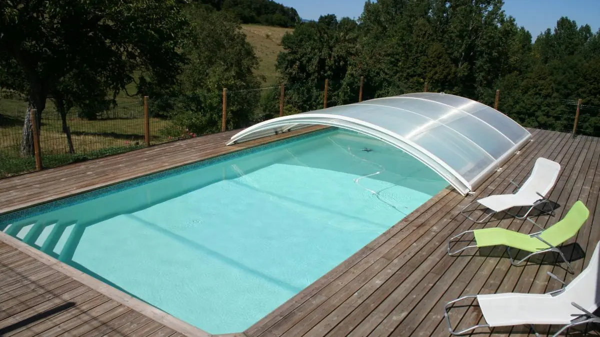 PISCINE PRIVEE, chauffée de fin mai à septembre,  non partagée avec les propriétaires
avec robot de nettoyage et abri coulissant