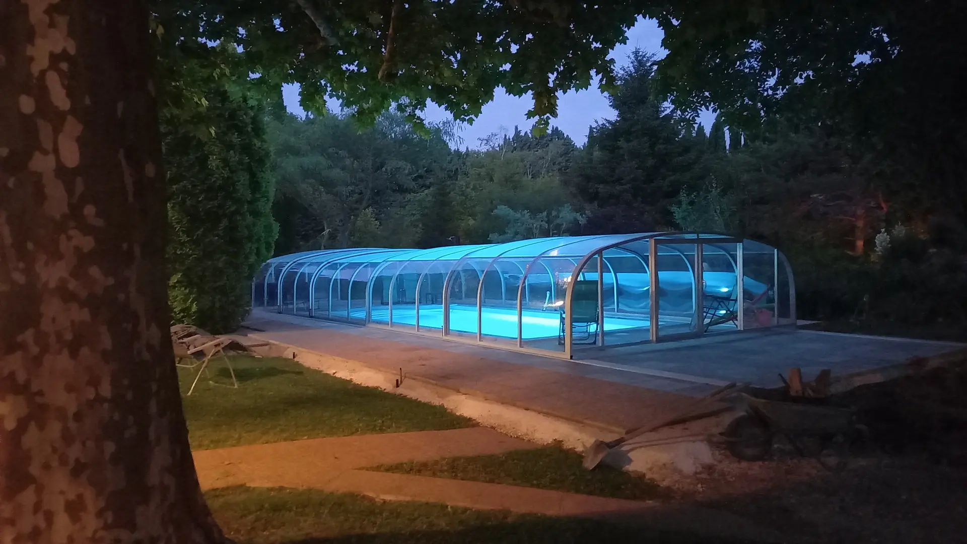 Une piscine sécurisée et éclairée, idéale pour profiter d’une ambiance paisible en soirée.