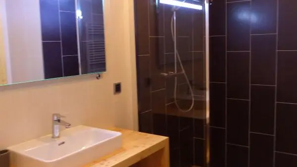 Salle de bains (baignoire et douche) privative pour la chambre