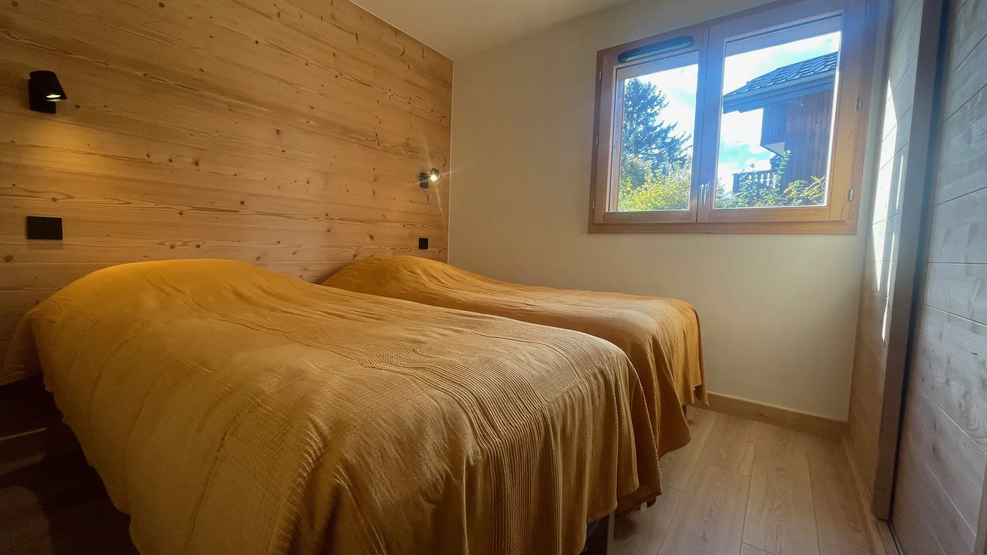 chambre avec deux lits simples