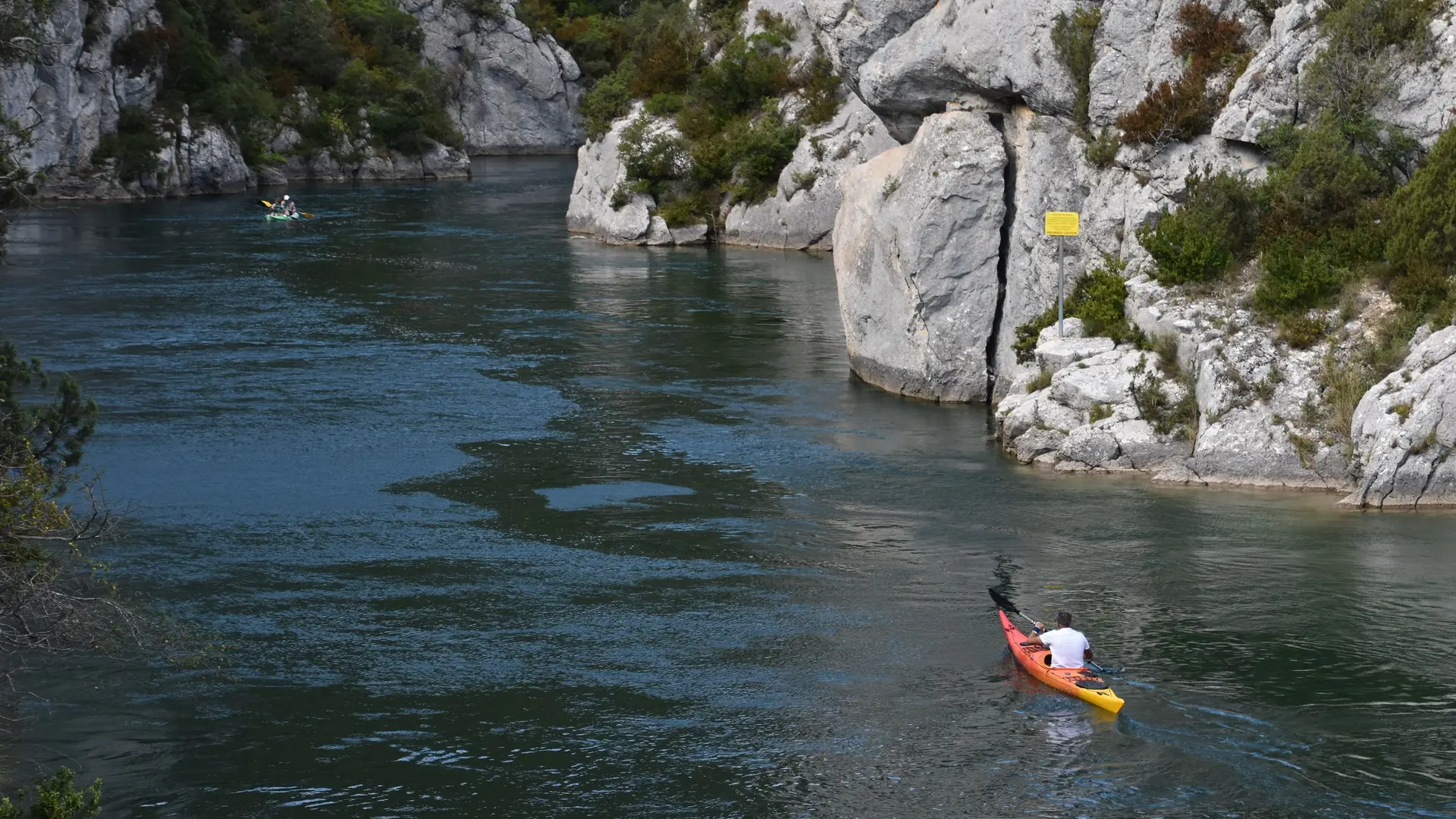Vue sur les gorges du Verdon avec des kayakistes