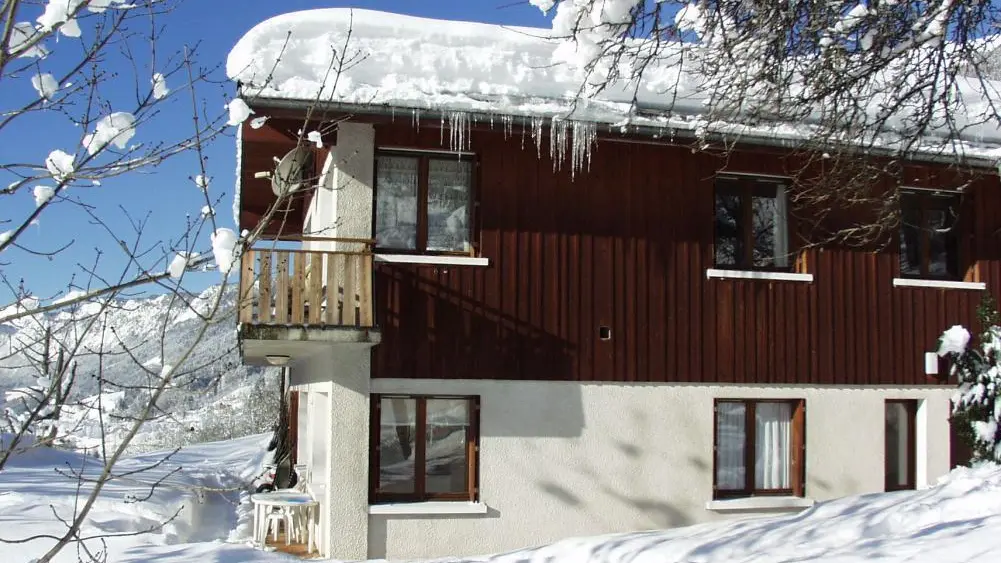 Le chalet en hiver .L'appartement est au RDC