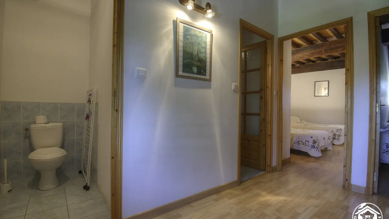 WC indépendant, salle de bains et les 2 chambres au 1er étage