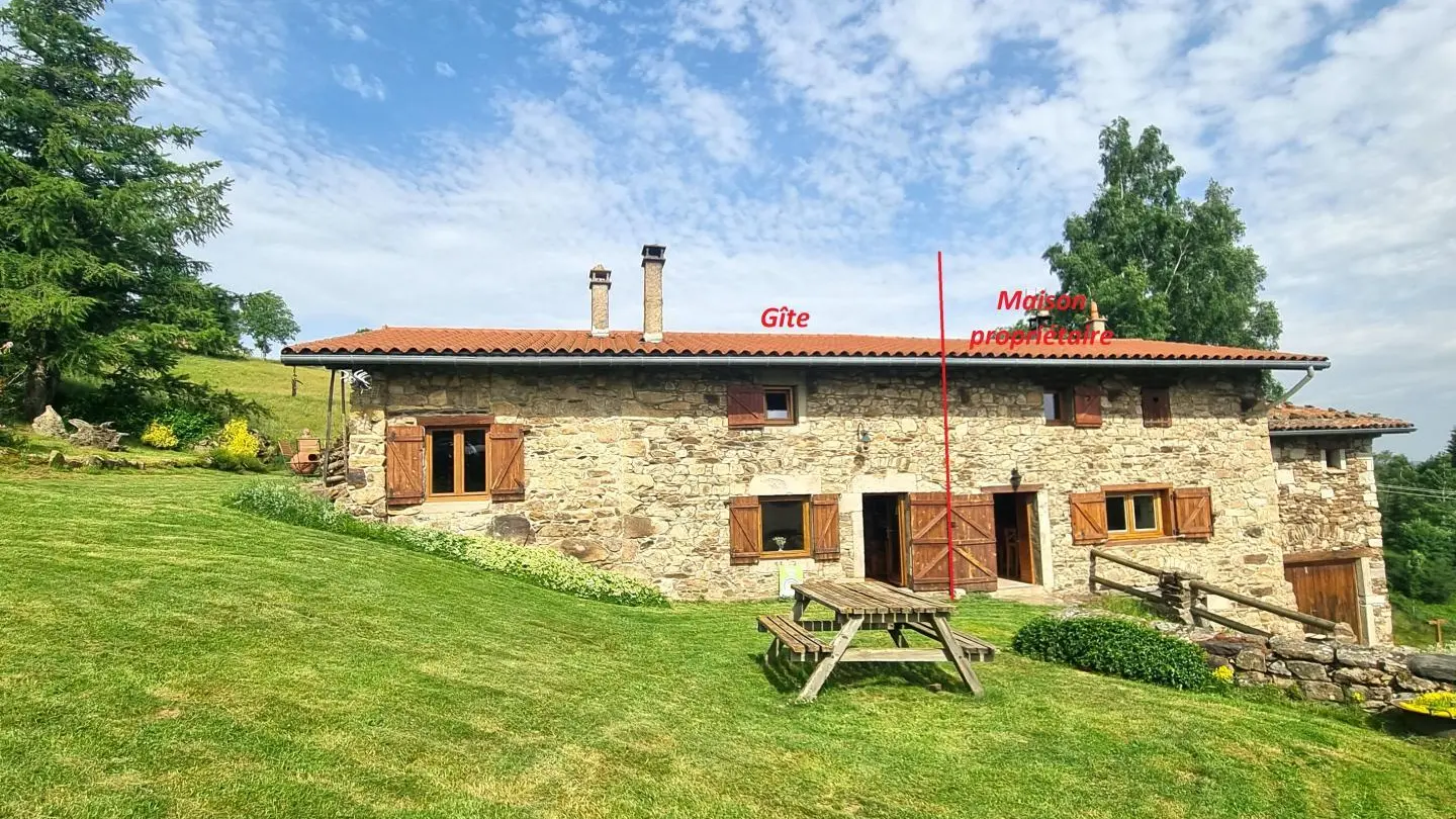La ferme se compose : à droite la maison du propriétaire & à gauche le gîte.