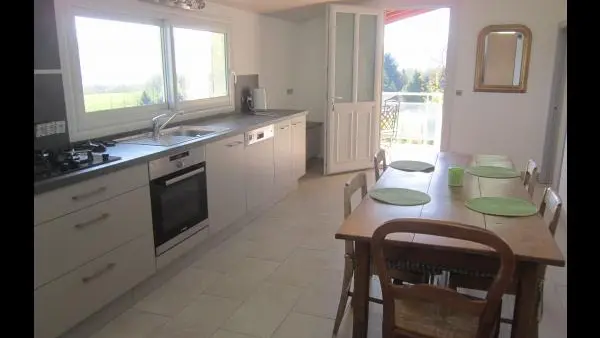 La cuisine donnant sur la terrasse