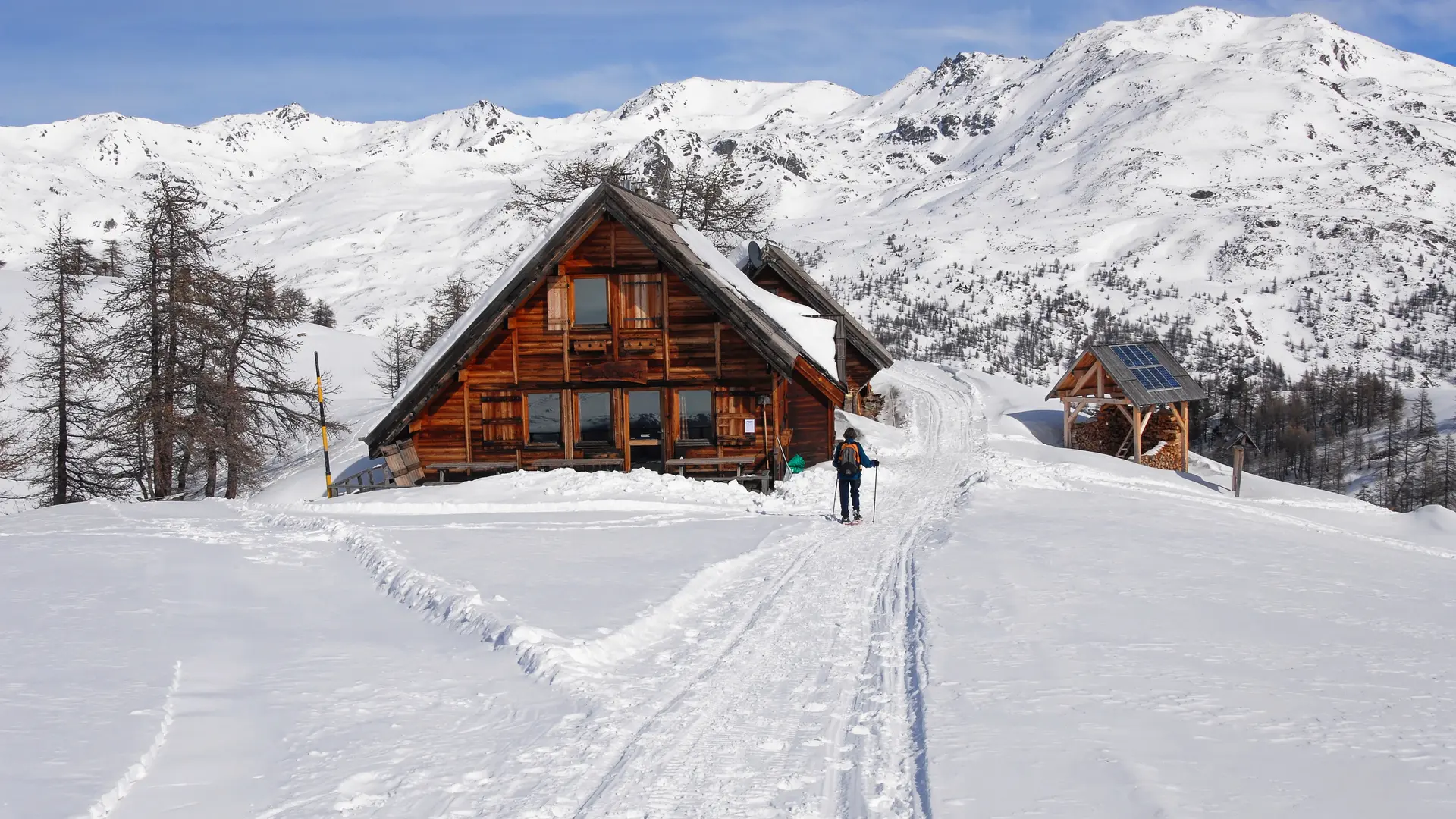 Arrivée au refuge du Chardonnet et point de vue panoramique sur les sommets environnants
