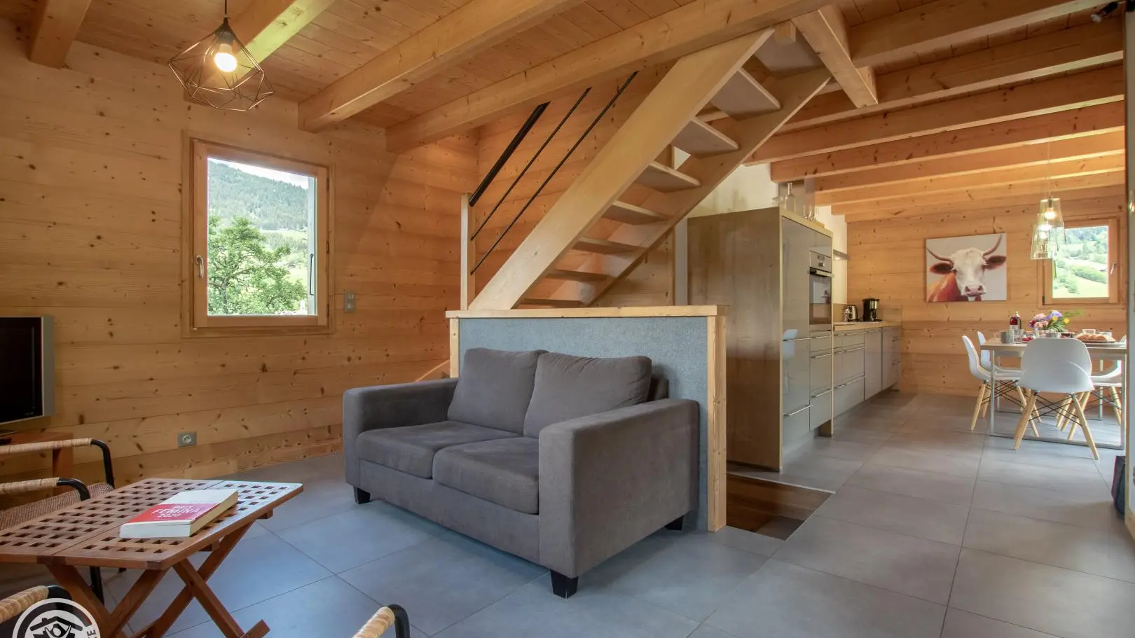 Belle pièce de vie entièrement ouverte.
Arrivée de l'escalier venant de l'entrée et escalier d'accès à l'étage.