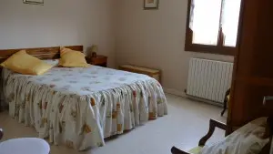 La chambre est meublée d'un lit double, de deux fauteuils, d'une armoire et d’une table de nuit.