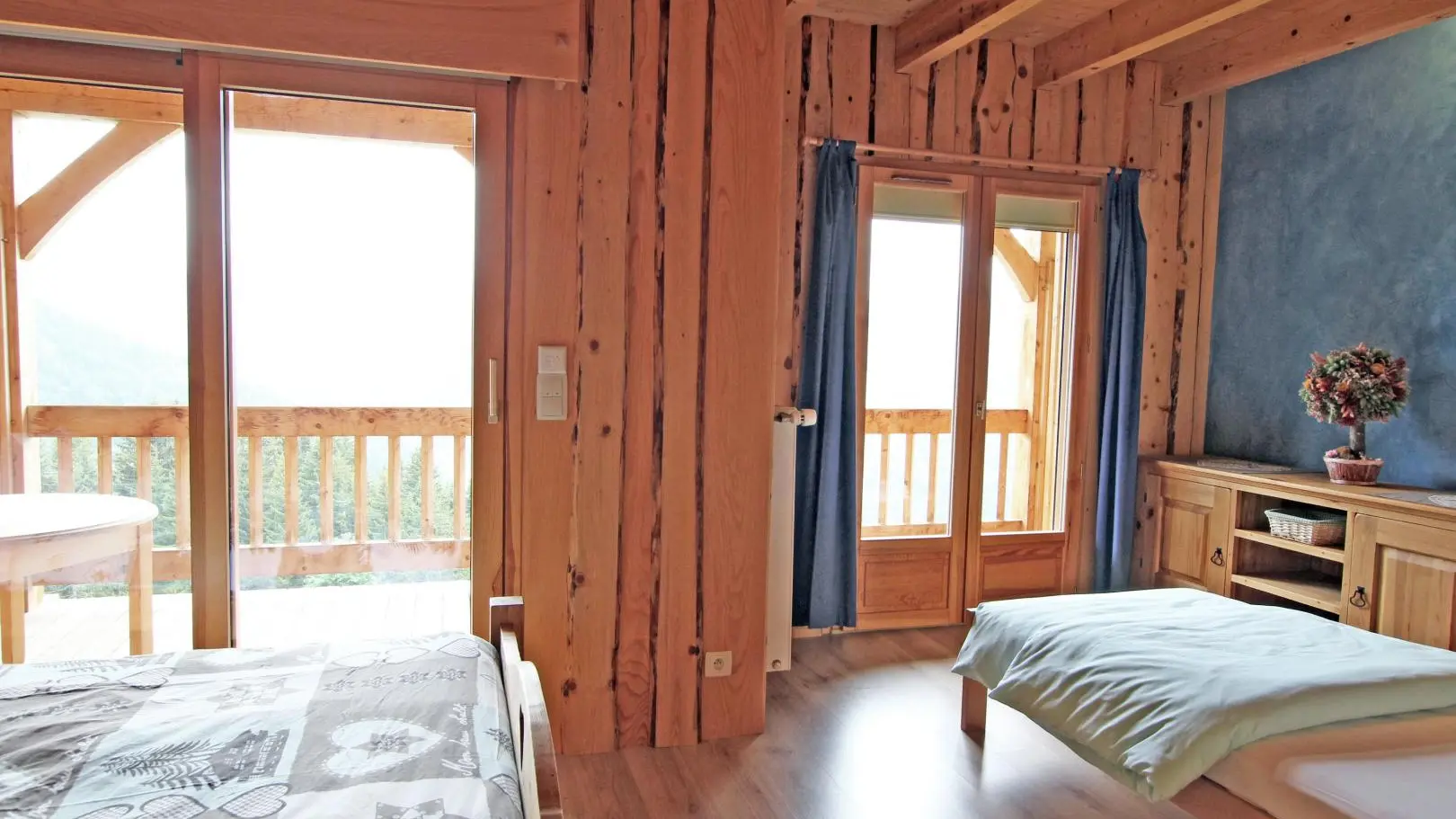 Etage Duplex chambre 1 : 1 lit de 140 et 1 lit de 90, accès balcon sud