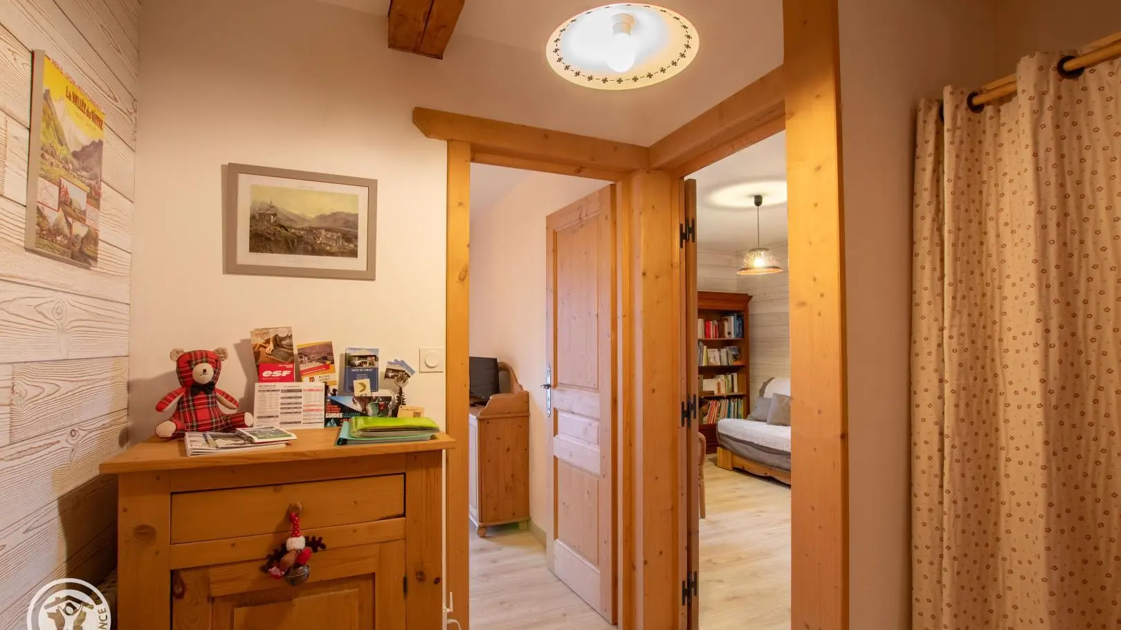 Dégagement avec rangement et accès chambre et séjour