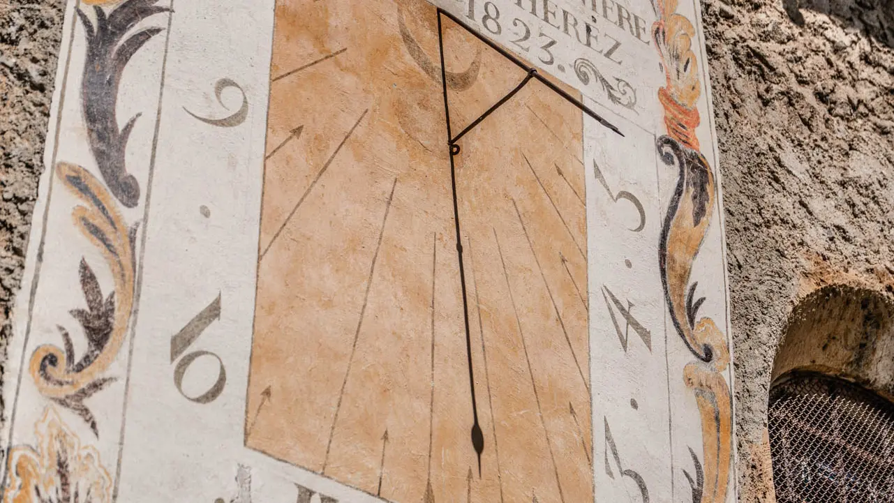 Cadran solaire de l'église Saint Sébastien de Plampinet