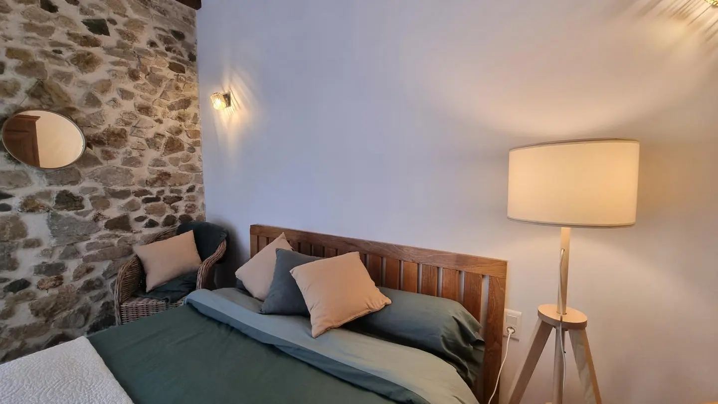 Chambre avec un lit 160 avec accès direct sur le balcon.