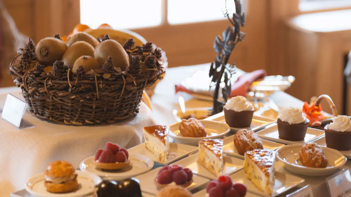 Buffet de migniardises au restaurant Aux Ducs de Savoie
