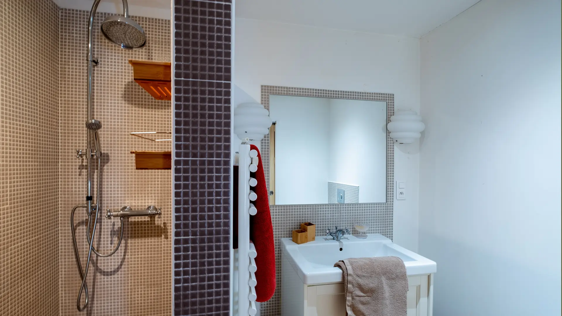 et sa salle de bain privative avec douche à l'italienne et toilettes