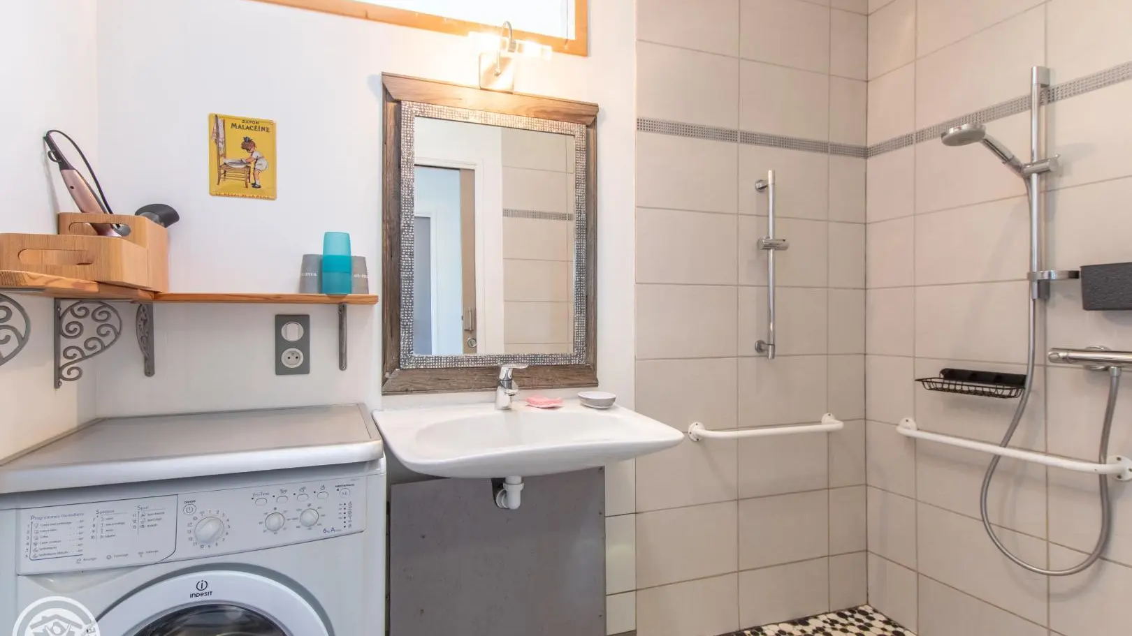 Salle d'eau avec douche et lavabo accessibles selon les normes Tourisme et Handicap