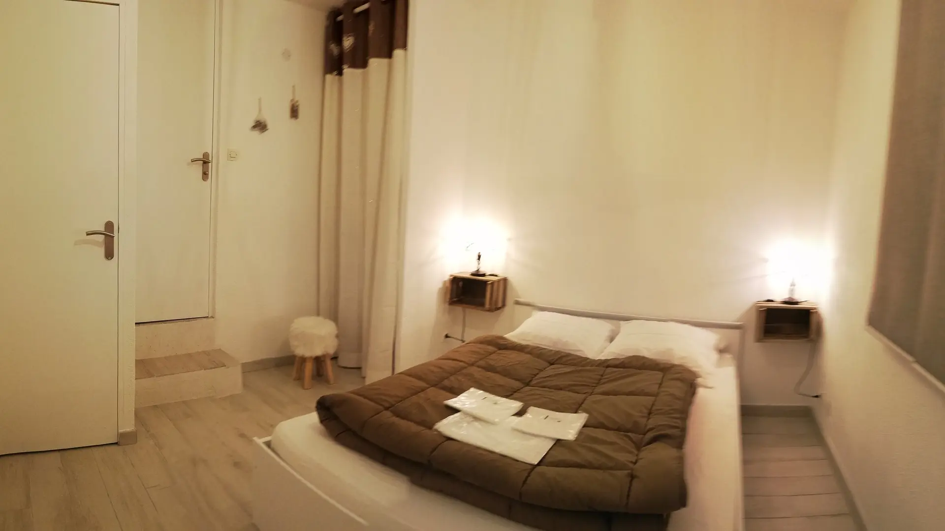 chambre à coucher spacieuse avec lit double