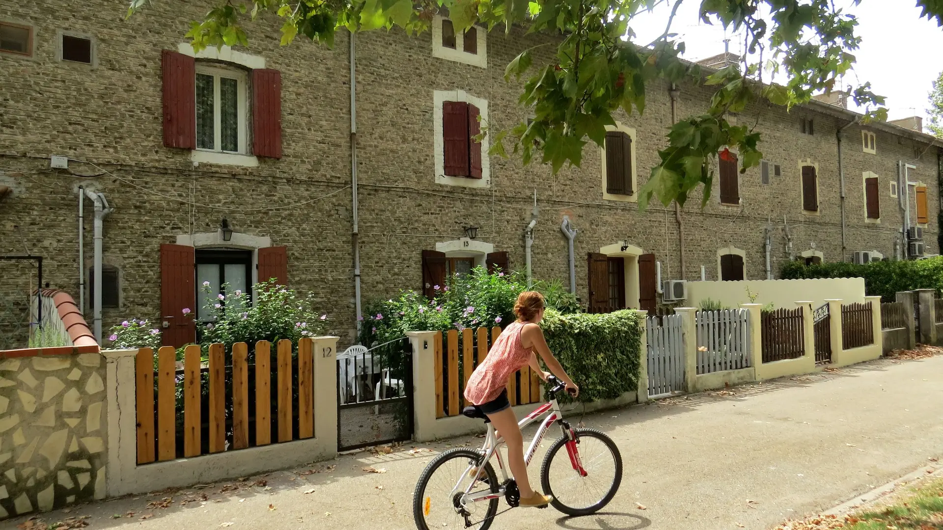 Cycliste le long des Corons de Salin-de-Giraud