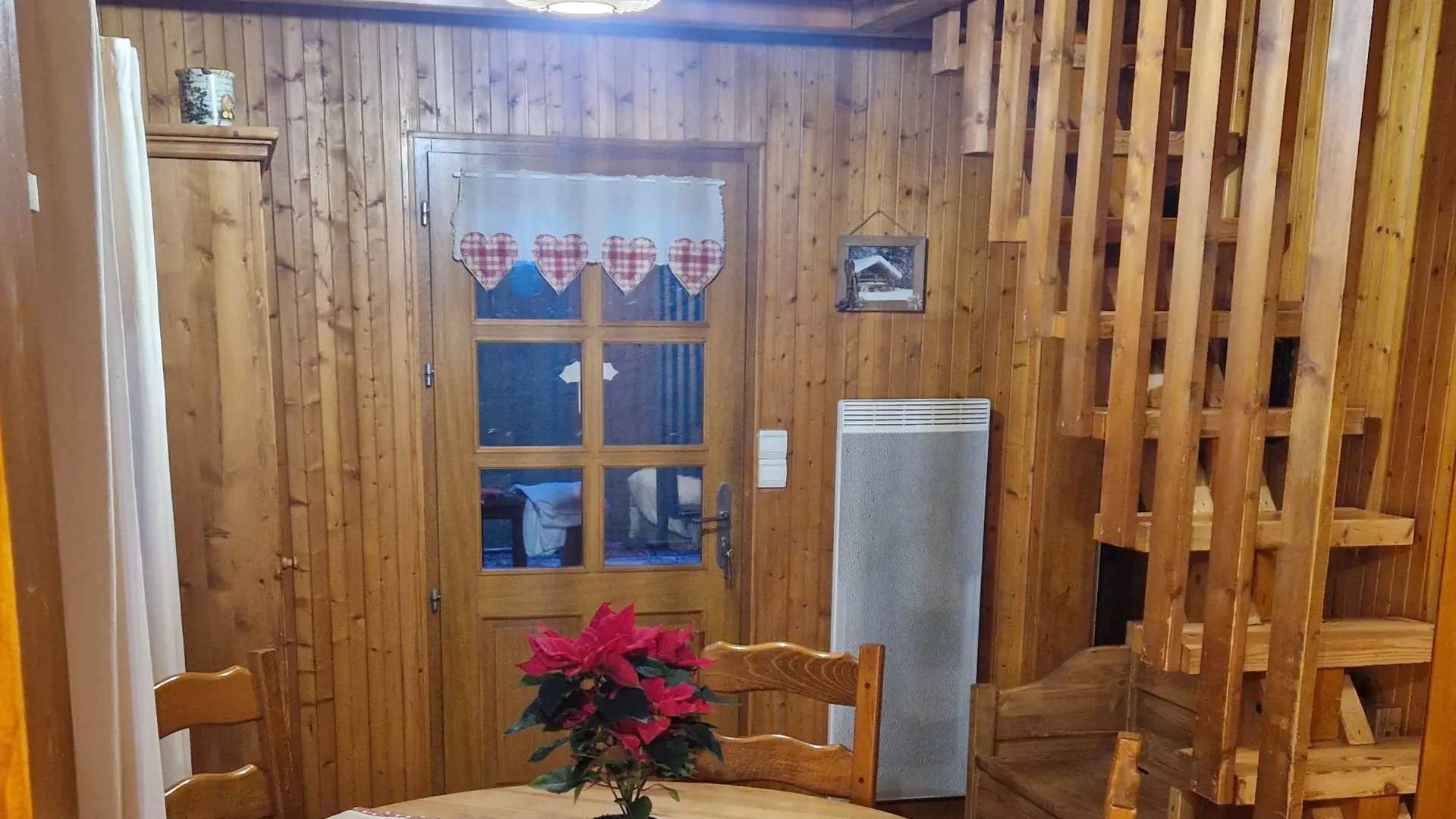Salle à manger, cuisine, entrée du chalet