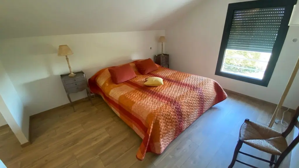 chambre premier étage, à gauche de l'escalier, aves sa salle d'eau privative