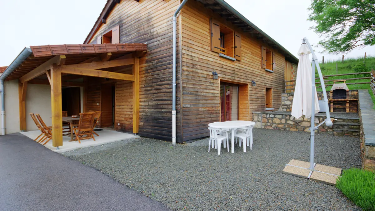 gîte et terrasse côté Est avec barbecue