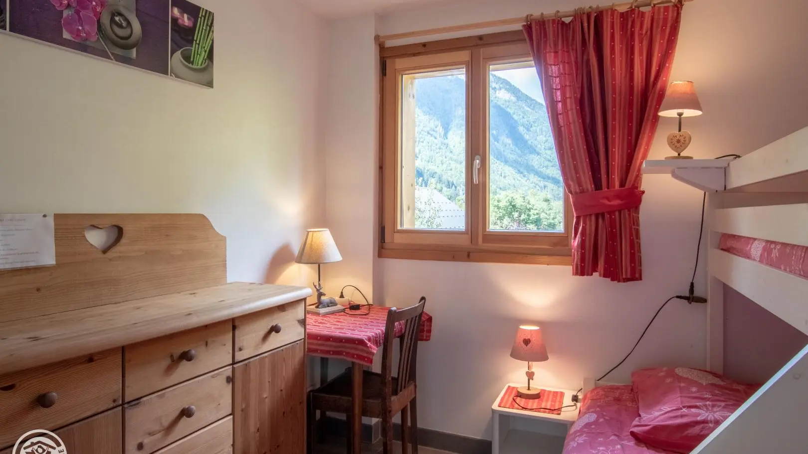 Petit coin bureau dans cette chambre. Penderie disponible dans la buanderie.