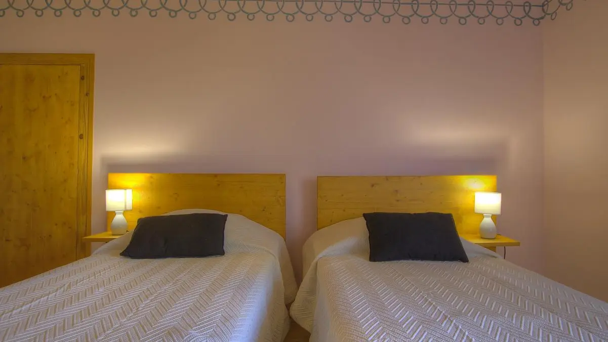 Chambre située au 1er étage.