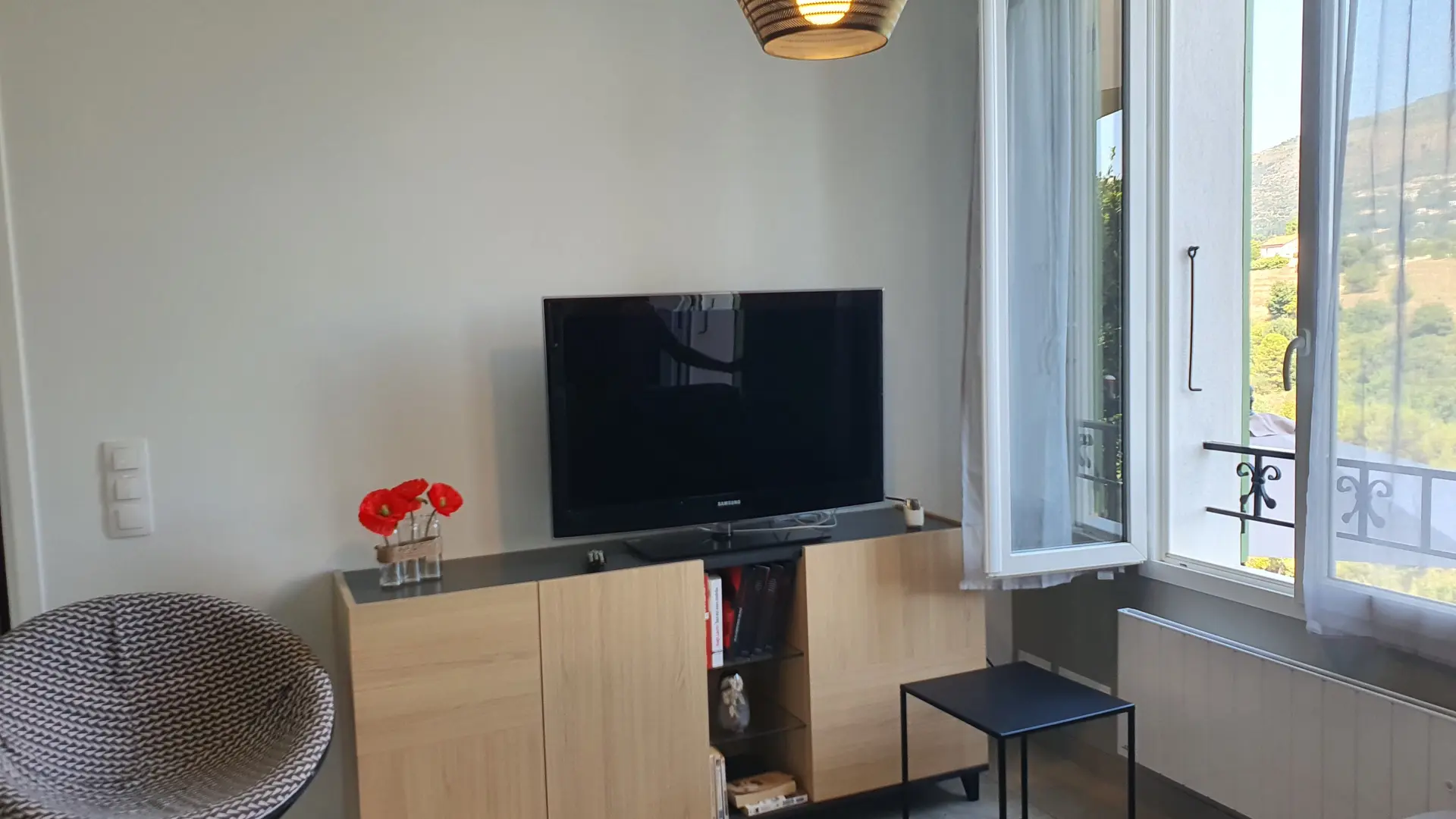 Coin salon avec vue sur montagnes Gîte Magnolia à Colomars Gîtes de France Alpes-Maritimes