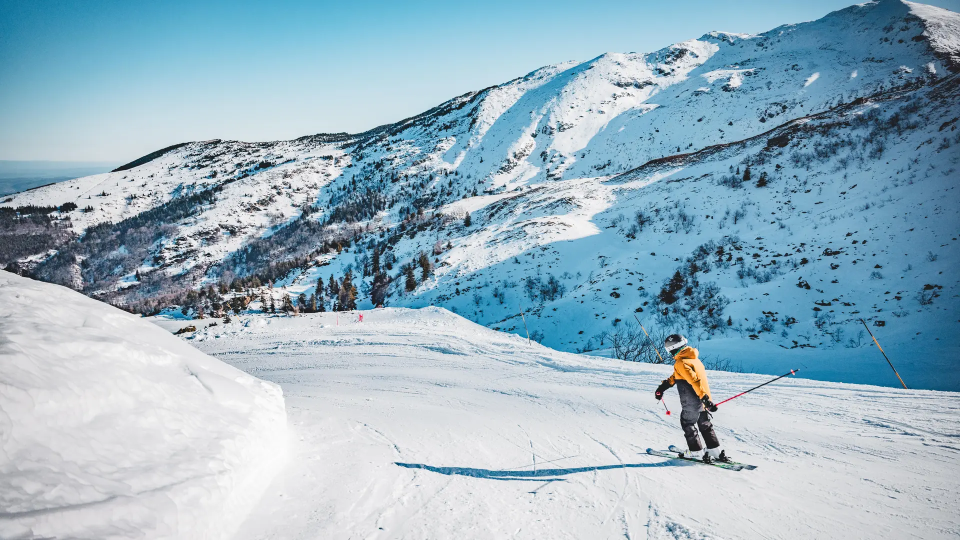 Skieur aux Monts d'Olmes