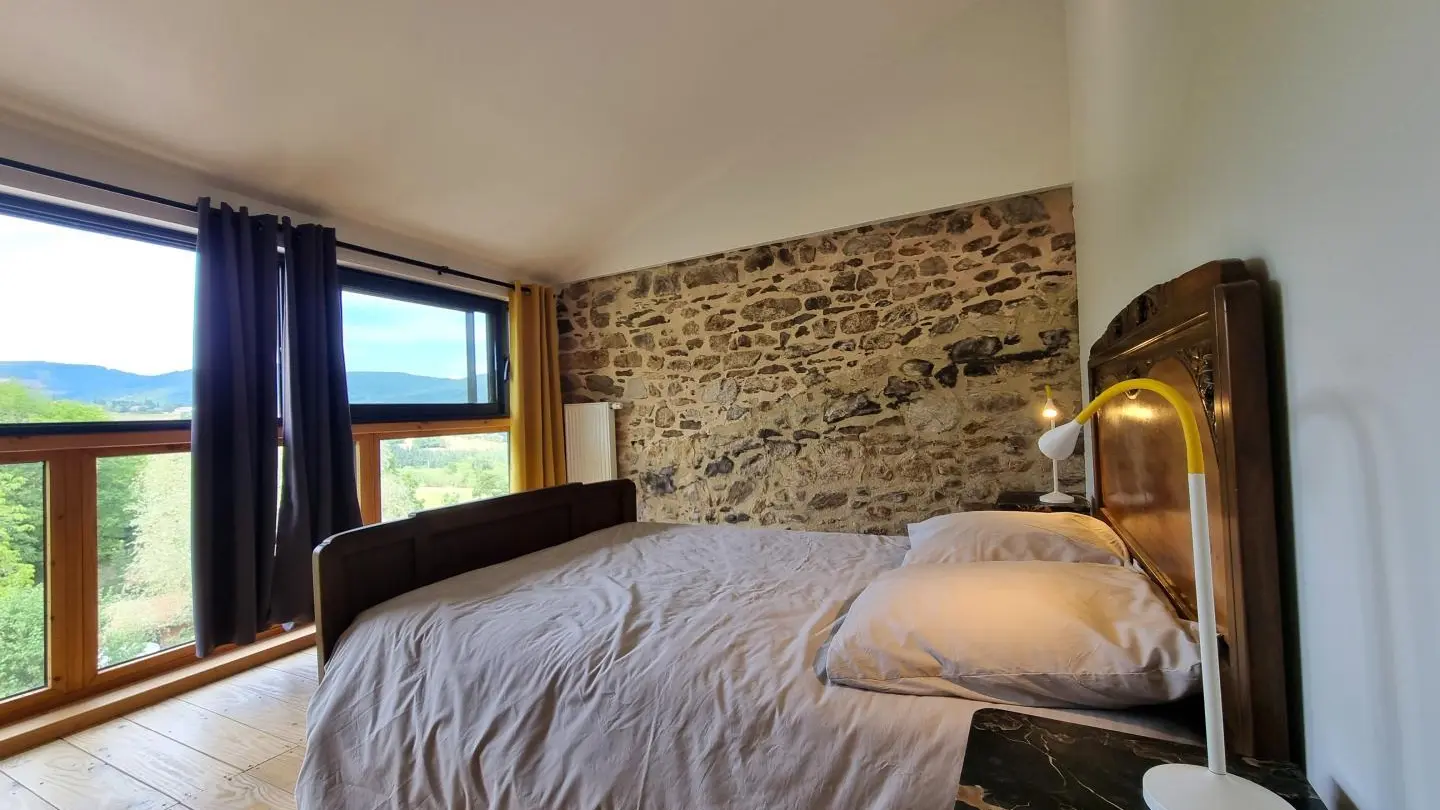 Chambre avec lit 140x190cm.