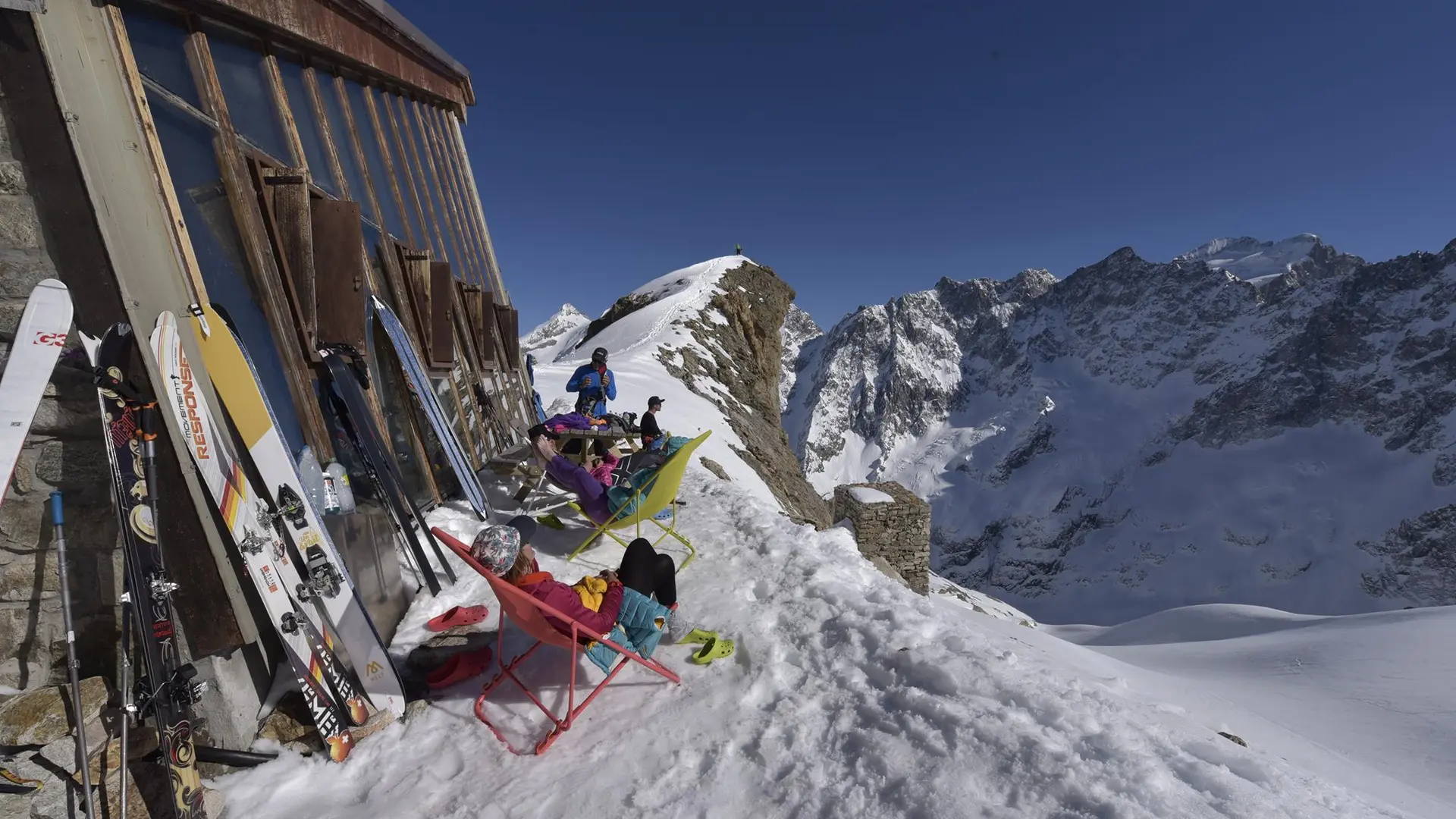 Activité principale de la semaine pour les skieurs : le bullage extrême sur la terrasse d'Adèle !