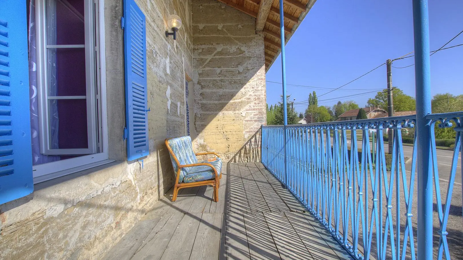 Balcon et son parquet d'antan.
