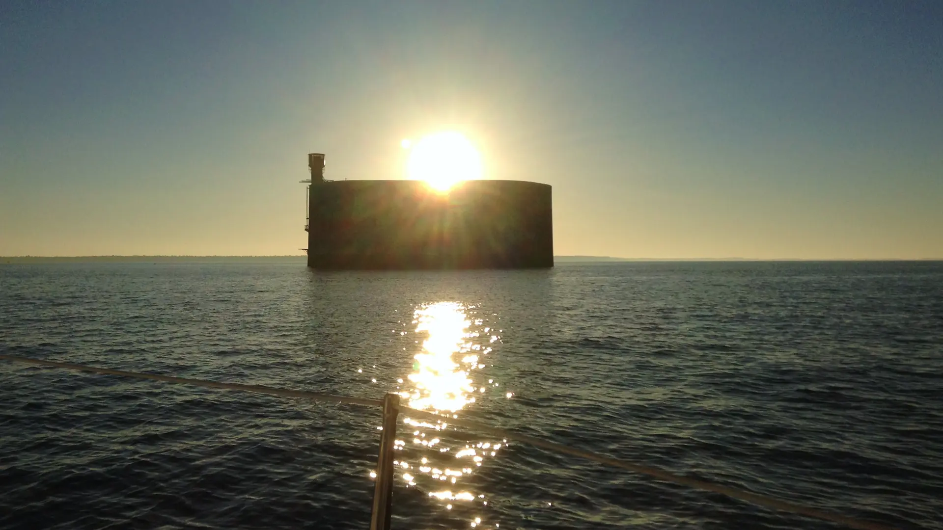 Puesta de sol sobre el fuerte Boyard